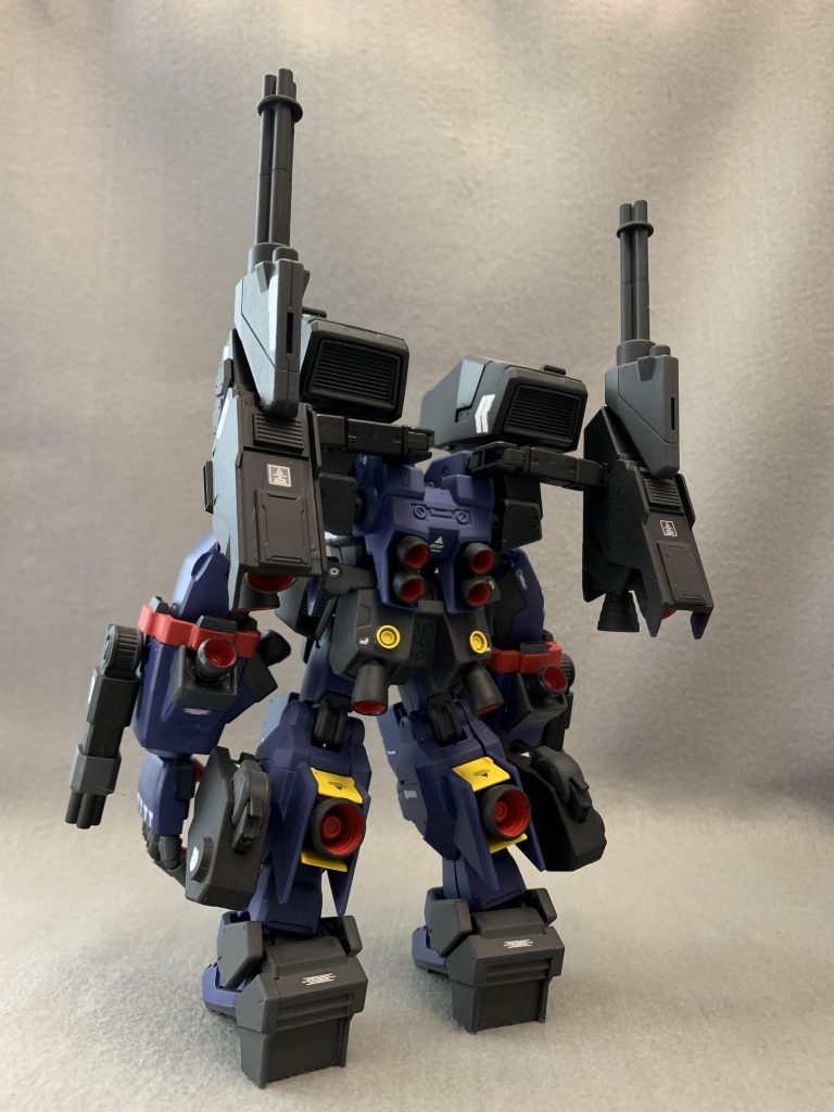 ...が、実際にミキシングしているパーツは？と言うと。

胴体とバックパックは、パワード・ジム。
肩から前腕部①までとフロント・サイド・リアのアーマーは、ガンダムヴァーチェ。
前腕部②と手の平＆甲はジオングで、指はサイコガンダム。
脚は、ガンダムTR-1[アドバンスド・ヘイズル]。

胸にドーベン・ウルフの胸部メガ粒子砲。
両脚側部に、同じくドーベン・ウルフのインコム・ユニット。
バックパックにヴァーチェのGNキャノンとビルドファイターズ・サポートユニットのヴァリュアブルポッド(ガトリングガン部分のみ)を取り付け。

そして各箇所にビルダーズパーツやモデリングサポートグッズなどなど。

改めて見ると、めちゃめちゃ色々と組み合わせてました。
ジム・クウェルは結局、頭のみ...(笑)