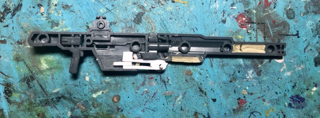 上の画像を組み立てた内部構造がこちら
可動部は仮組みで廃材のプラ片で固定してます。
完成品の可動部のパーツは1.5mm真鍮線で繋いでいます。
(変形時の可動部位がここです)