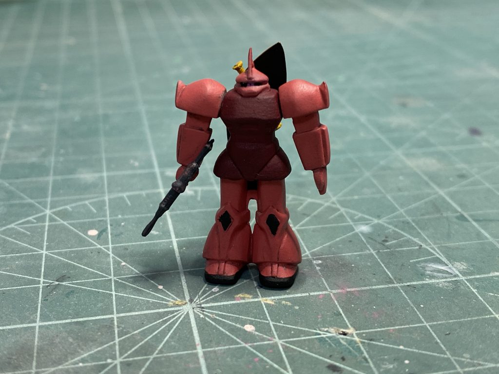 ちっちゃいシャア専用ゲルググも作りました。旧キットらしいずんぐりむっくりしたフォルムが可愛らしいですね。