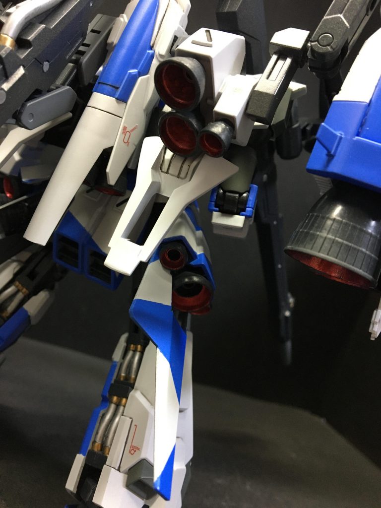 背面。
今回はバーニア本体はメタリックグレーで内部はメタリックレッドで塗装しました!
脚部裏の動力パイプなども筆で塗り分けております!^ ^