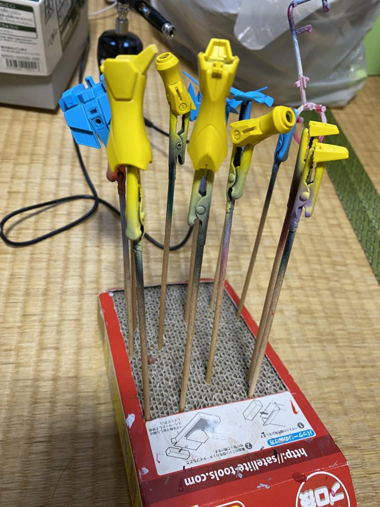 塗装で遊ぼうと思ったので、本体は無加工。ガイアカラーのイエローとブルーのサフをはじめて使いました。イエローサフの上にガイアカラーのサンシャインイエローを塗った状態。