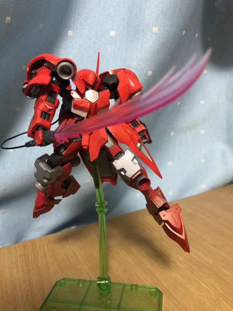 また、安定した出力状態を維持出来ないが、リミッターを解除することで、より高出力な刃を発生させることが可能である。大きな利点として、武器としての質量が小さく、機体のスピードを殺すことなく動くことができる。