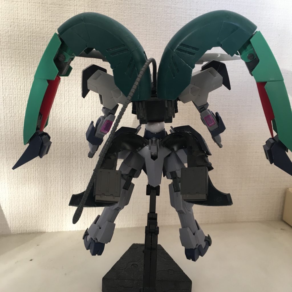 <全景・後>
印象を決定づけるハート型バインダーは、緑部分がアンクシャ、先端がハンブラビのソール部分。
腰のバーニア?は、デスサイズヘルなどから加工。
辮髪は、まんまグフのヒートロッドです。