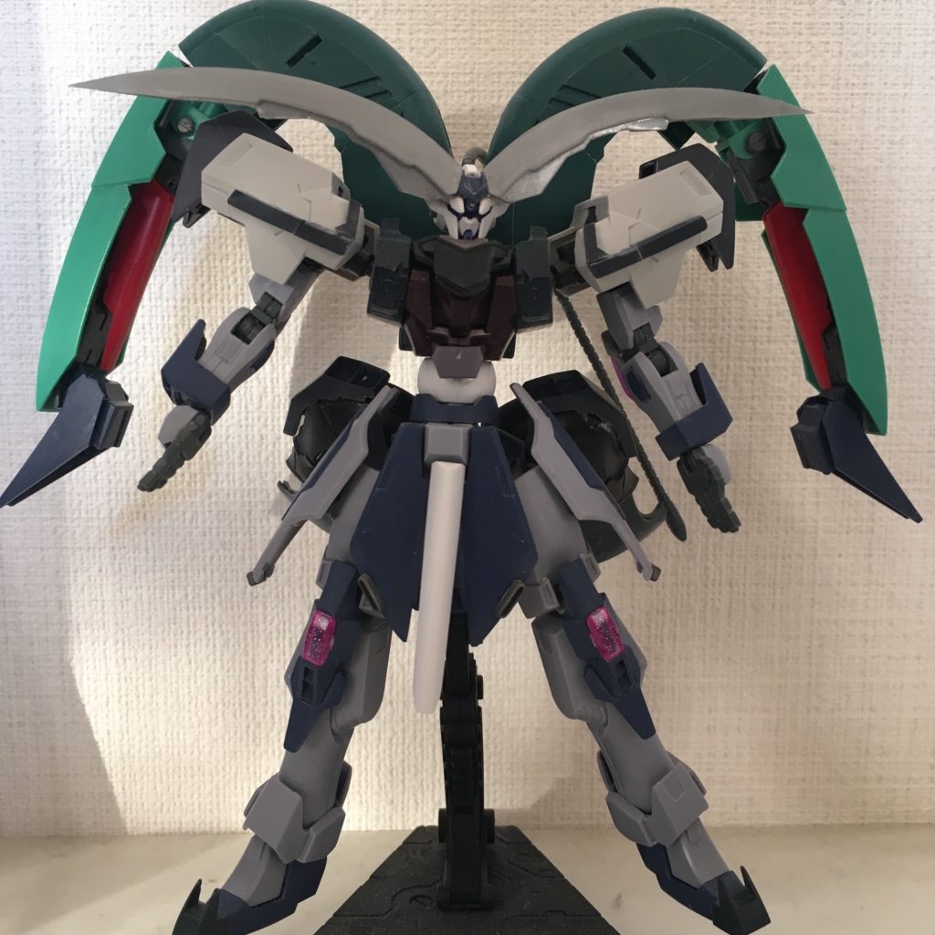 <全景・前>
フェイスはトランジェントにMGサンドロックのヒートショーテルを加工。
上半身はローゼンズールとディナイアルを合体。
肩は、ユーゴ―とディナイアルを合体。
下半身は腰を前後逆にしたディナイアル。フロントスカートの白はZZⅡのパーツ、つま先はデスサイズヘルより。