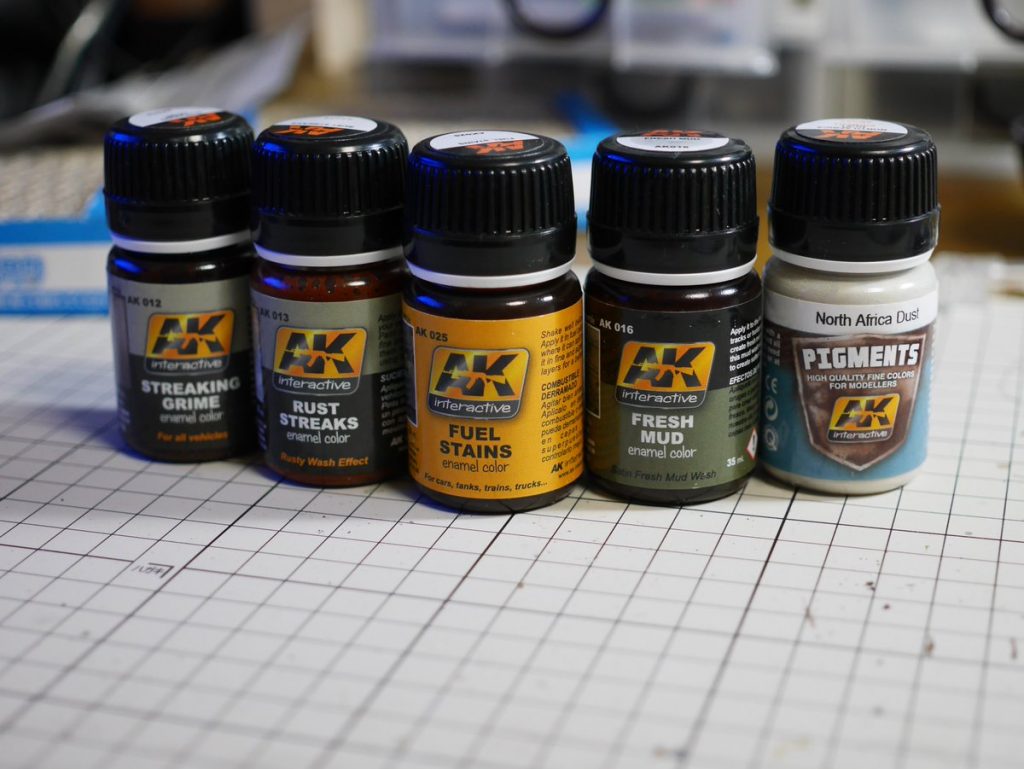 今回は初めてAKシリーズの塗料、ピグメントを使用しました。
スケールでもよく使われ、かなり便利な塗料。