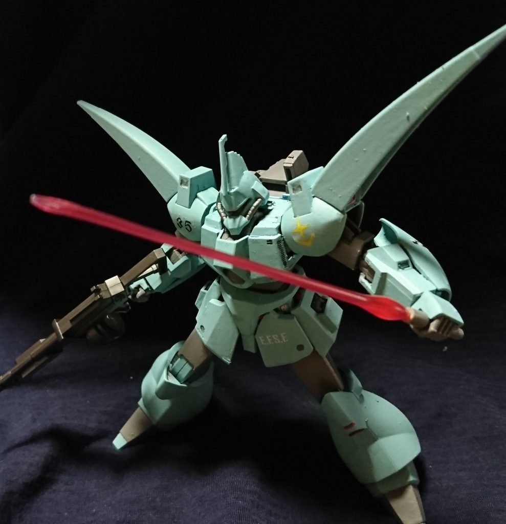 ダイソーのミルクペイントはエアブラシには向きませんね・・・めっちゃ詰まる
最初エアブラシでやろうとしてたのですが詰まるしシンナーで清掃したらヘドロ化してさらに詰まるしで・・・これは筆塗り用だと思い筆で３回塗り
塗膜厚め・・かと思いきや爪でカリっとすると簡単に剥げてしまう・・
あんまりガンプラ向きではないのかも