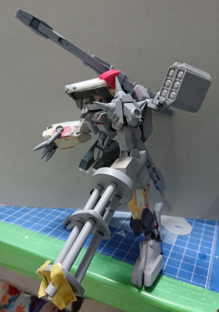 全体がほぼ決まった後に、微調整していた時のものです。
脚が貧弱だったので、グレイズアインのパーツを追加しました。