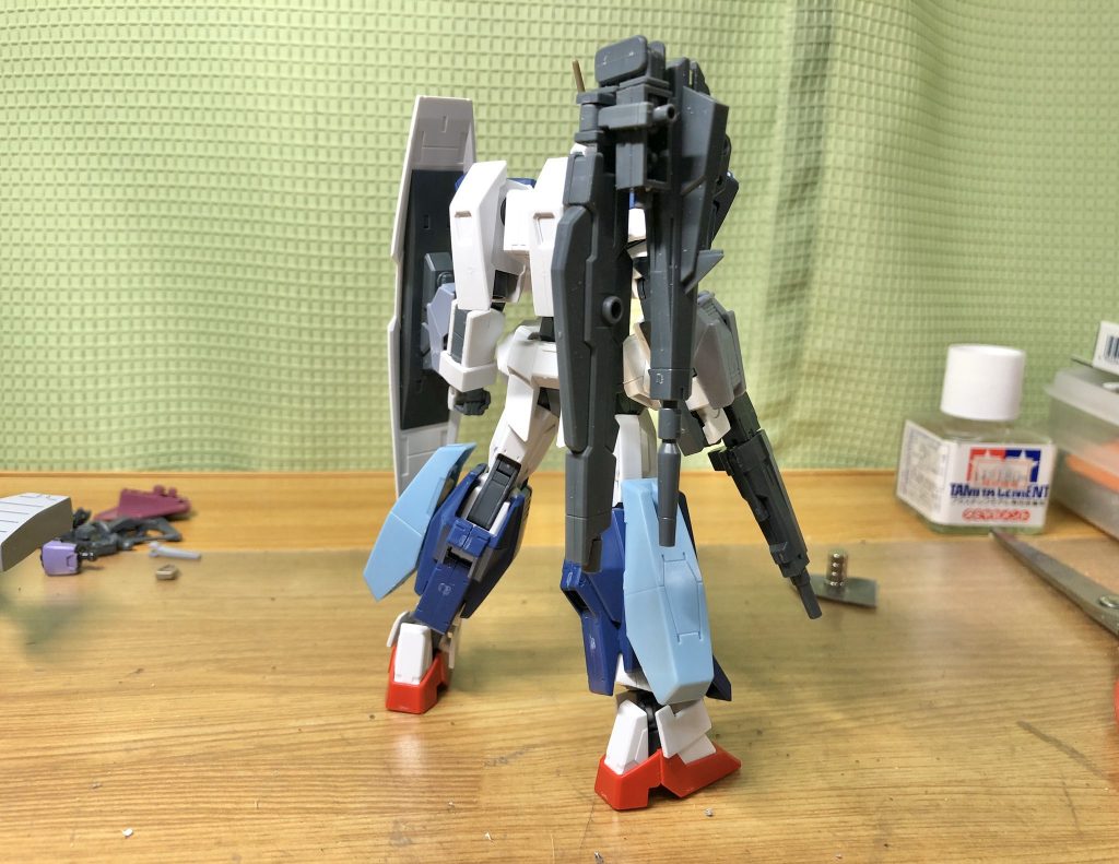 塗装前の状態です。足のスラスターはセラヴィーガンダムシェヘラザードの膝装甲だった気がします。こうしてみると色々混ぜてますね。ここから塗装して組んだ時の脳汁は半端なかったです。ええ。