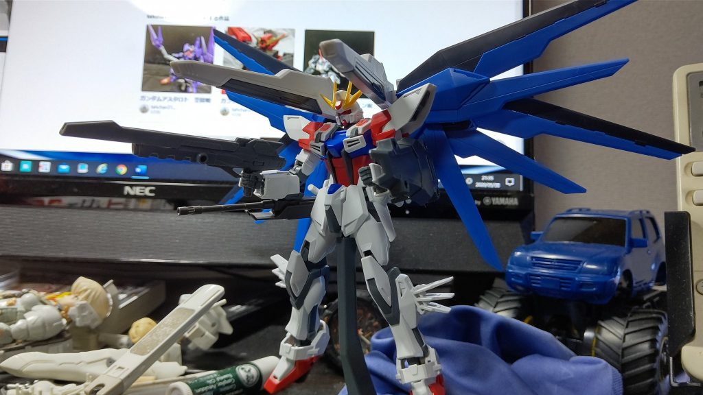 ハイマットフルバースト的な。腰のレールガンはふくらはぎの追加パーツに当たるのでオミット。しかしよくあったよね、フレイムフューダーへの改造パーツ。さすがマウンテンサイクル。