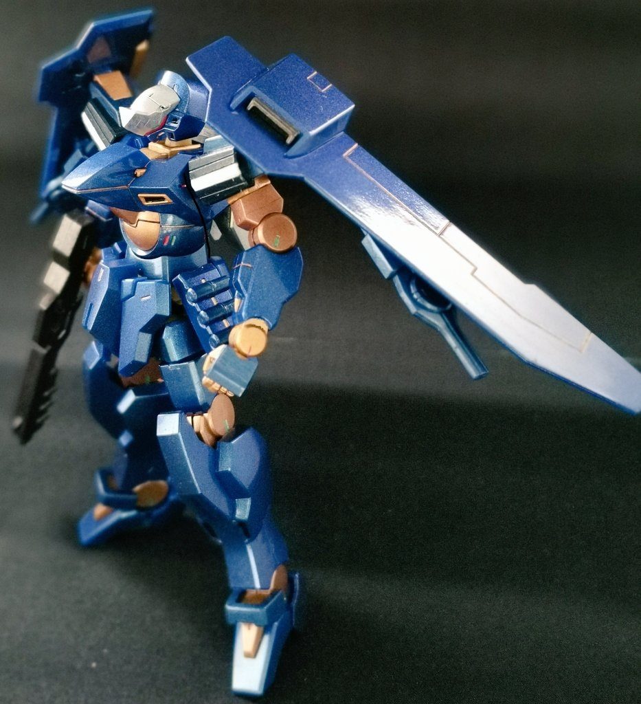 このように偏光で塗装した部分は基本そのままに、ファレホとMr.HOBBYの水性カラーを使用してブラッシュアップしました。

メインカラーはファレホメカカラーのメタリックブルーと水性カラーのゴールド。
肩のラインは水性カラーのホワイトを使用。

偏光パウダーを生かすため、光沢塗装にしております。