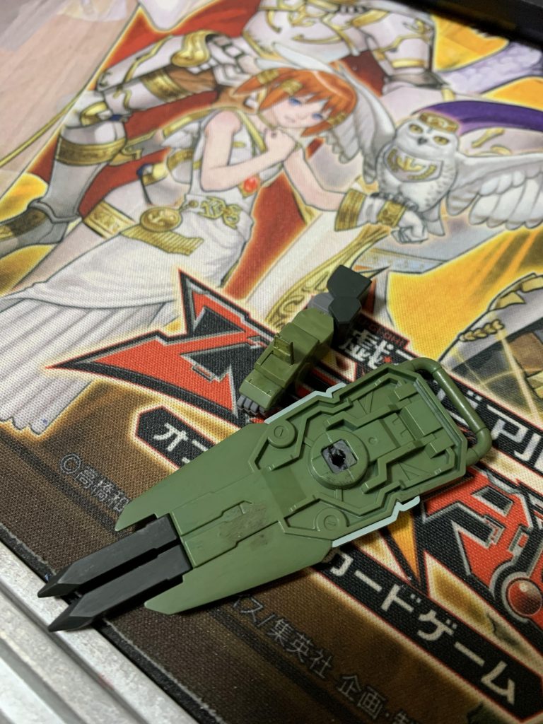 盾パーツを接続するのに接続用の軸をプラ板で作り差し込むことで腕にマウントできるようにしました。