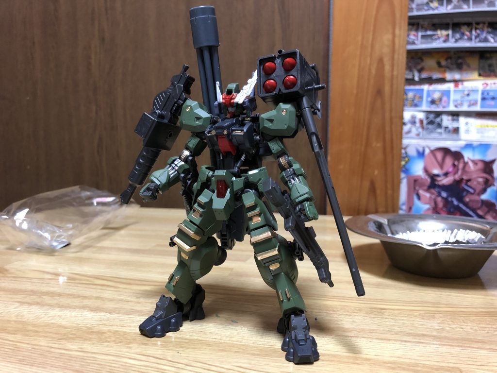 武装はLEGEND BBコマンドガンダム、ビルドカスタムジャイアントガトリング、鉄血オプション5から持ってきています。