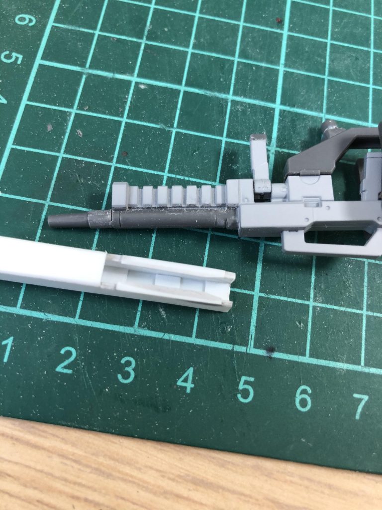 ロングバレルタイプのライフルも一部スクラッチにより制作していて、脱着式なのですが塗膜のことを考えて、実質的にオミットするという形になりました。