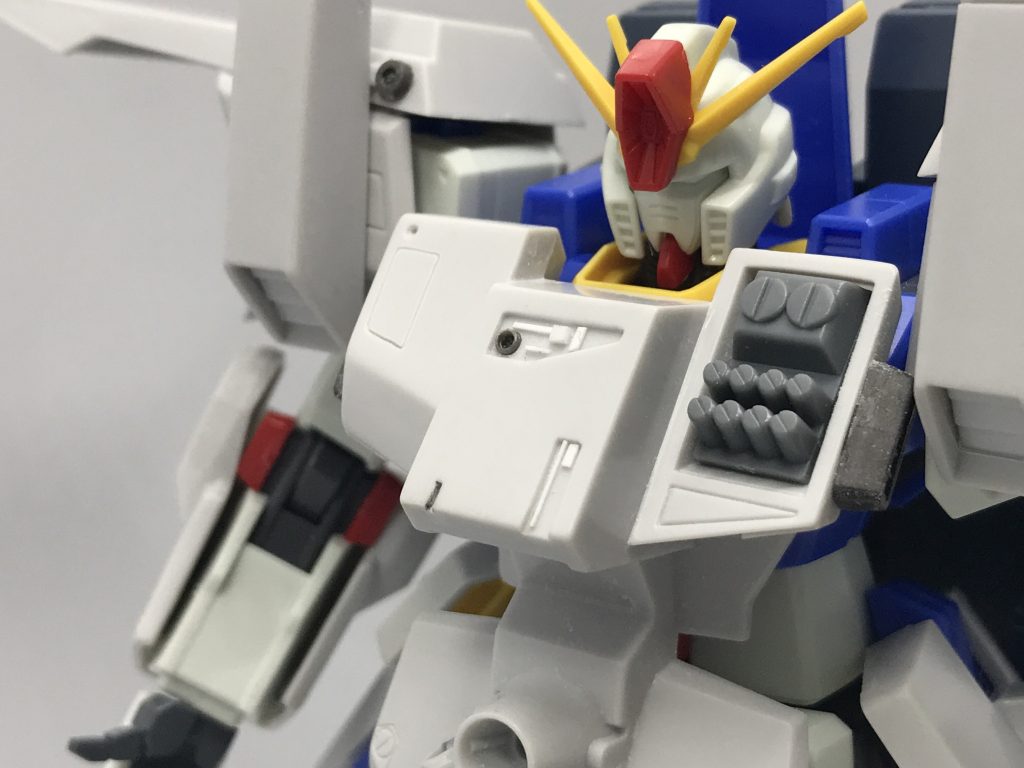 それほど多くはありませんが、細かいディテールを足したり引いたりしてます。