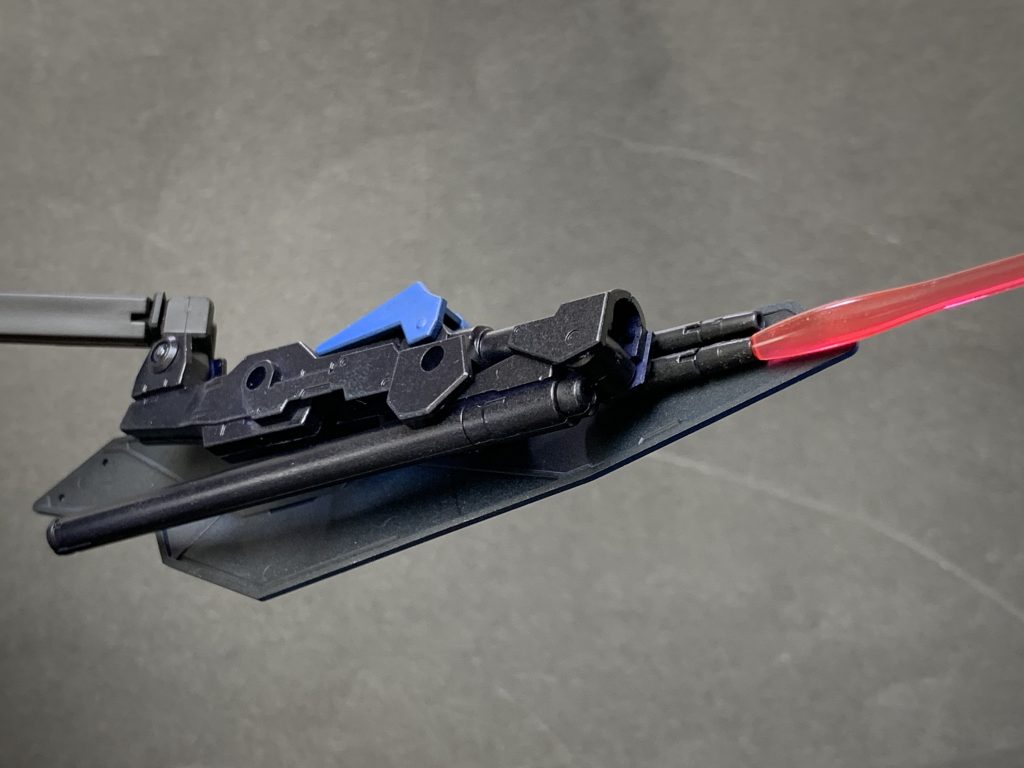 シールドバインダーにはテルティウムの時に仕舞えなかったビームサーベルを装着できます。付け方次第でそのままビームサーベルも出せます。