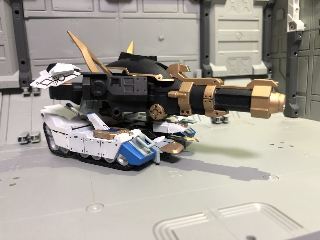 もちろん、鎧も余剰パーツは出ないで完全タンクモードになります。