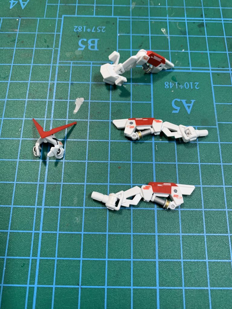 カレトヴルッフとフライトユニットの接続パーツも塗り分け 一応レッドフレームの頭部も作成しました