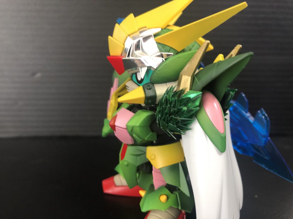 ウロコ彫りが疲れ過ぎたので、肩はやり方を変えて1枚1枚スパンコールを貼り付けて作ってみました。なんかモサモサしてますが、これはこれでいいや。