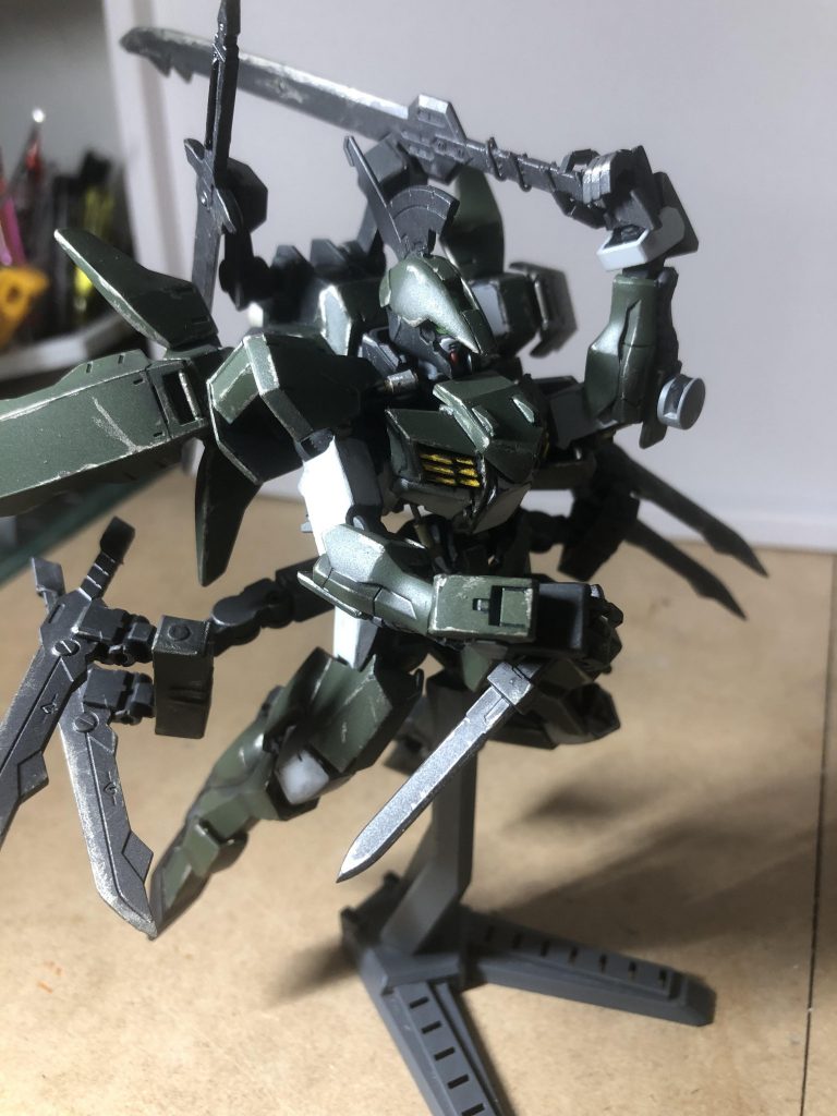 サブアームで武装は展開しますが個々取り外し可能です。