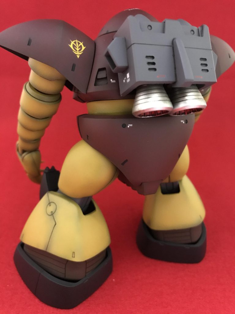 コミック掲載時のディテールに近づけるべく、バックパックをプラ板とジャンクパーツで加工。