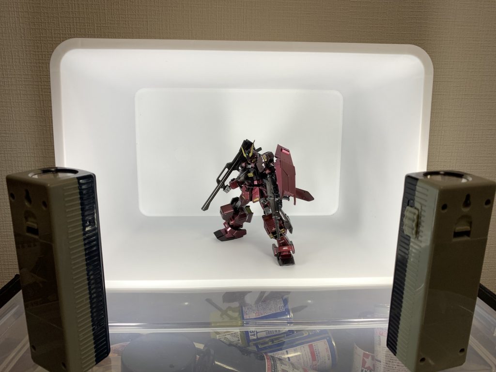 いつもならクラフトスペースでの製作なのですが、今回は世の世情を鑑みて塗装から撮影も自宅で行いました。

撮影ブースはTwitterで先人の教えを受けて、ダイソーで売ってました梨地の白ボックスと小型ライト2つで簡易ブースを使用しました。