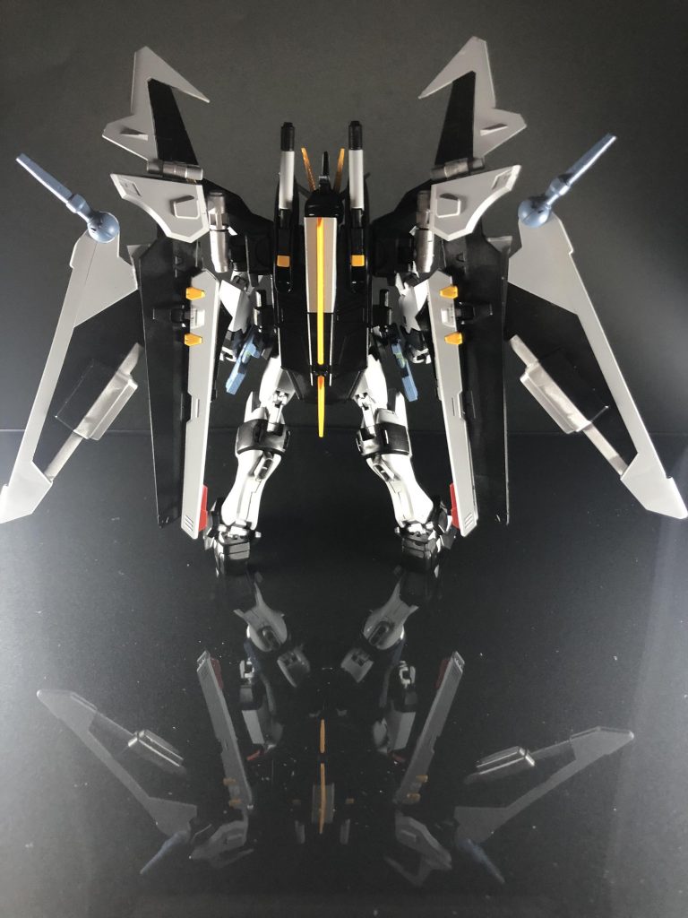 配色めちゃくちゃノワールに近づけたせいでほぼほぼそれにしか見えないんですが素体はそこまで弄ってないです。
アンテナ増やしたり腰のサイドアーマーをジャスティスに付属してたジャスティスナイト用のアーマーに付け替えたくらいですね。