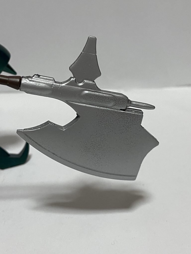 鉄血の武器セットの斧も、モールドが細かったのでできるだけシンプルになるように一部埋めました。