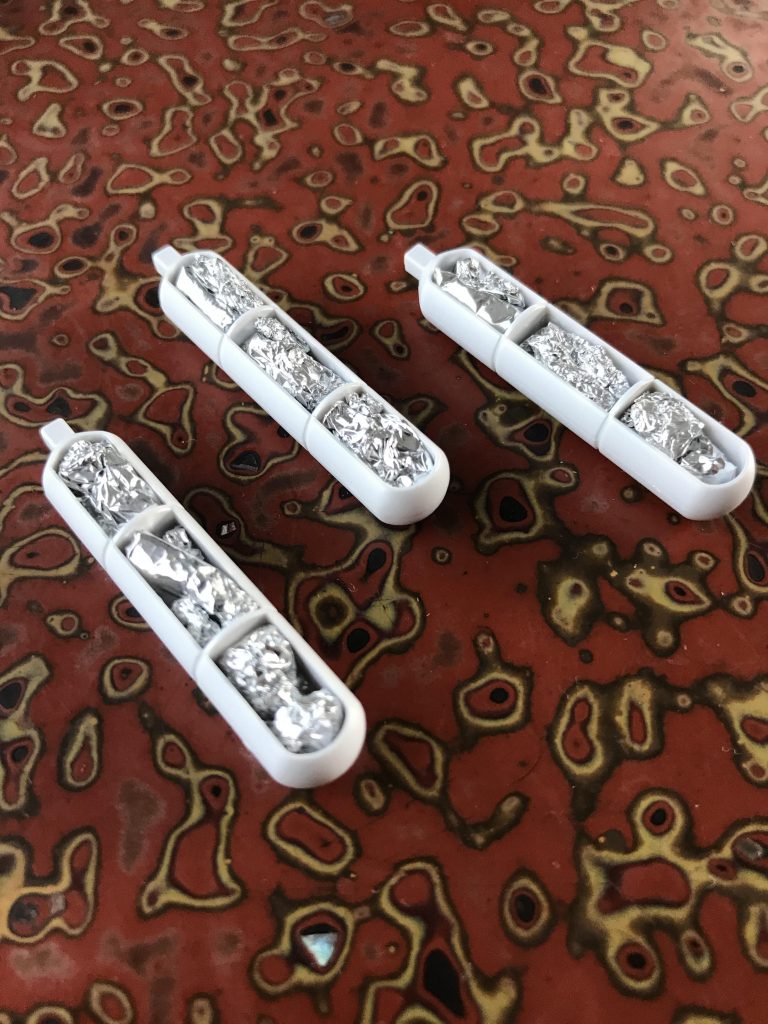 プロペラントタンクはかなりの難所でした。
アルミホイルを肉抜き穴にアンコ詰めし、その上から瞬着パテを盛って造形…別パーツに差し替えも考えましたが、良い鍛錬になりましたw