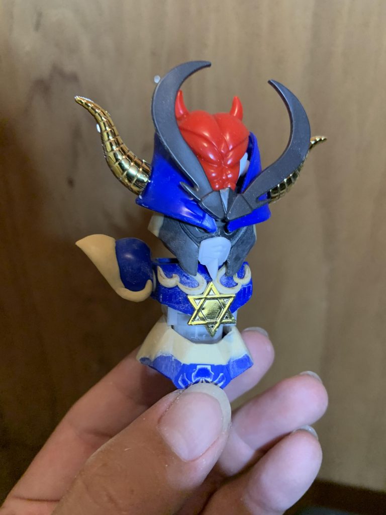 パテ盛りの際は薄いプラ板を当て強度の欲しい所は角棒で補強しています。
これは補強に使った角棒が他の部位に干渉しないか確認してるところですね。
これが…