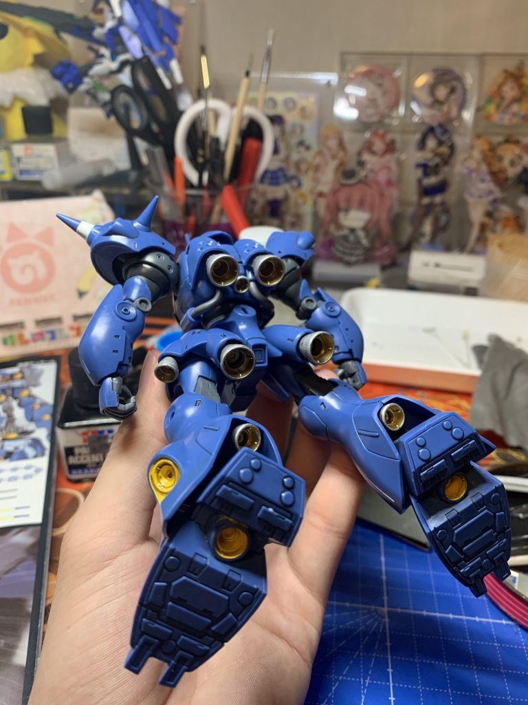 バーニア等色が足りてない部分はガンダムマーカーで部分塗装しました。またパーツ分けされてるバーニアはシルバー+ゴールドで塗り分けました。