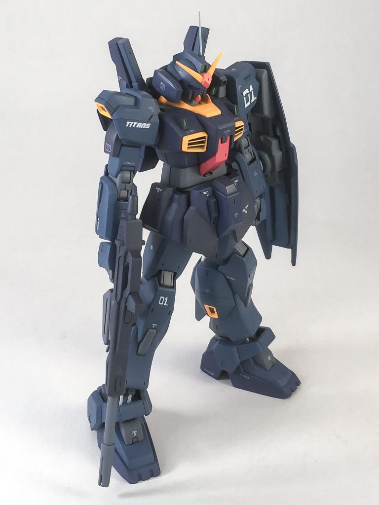 サイドアーマー 上から見えるポリキャップを隠す為に、プラ板で形状変更。ライフル バレル延長。