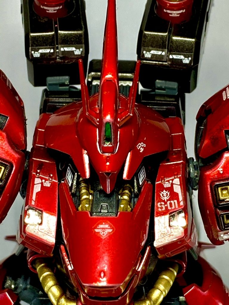 上方から。高級感が出るようイメージしつつ黄色パーツはゴールド塗装。