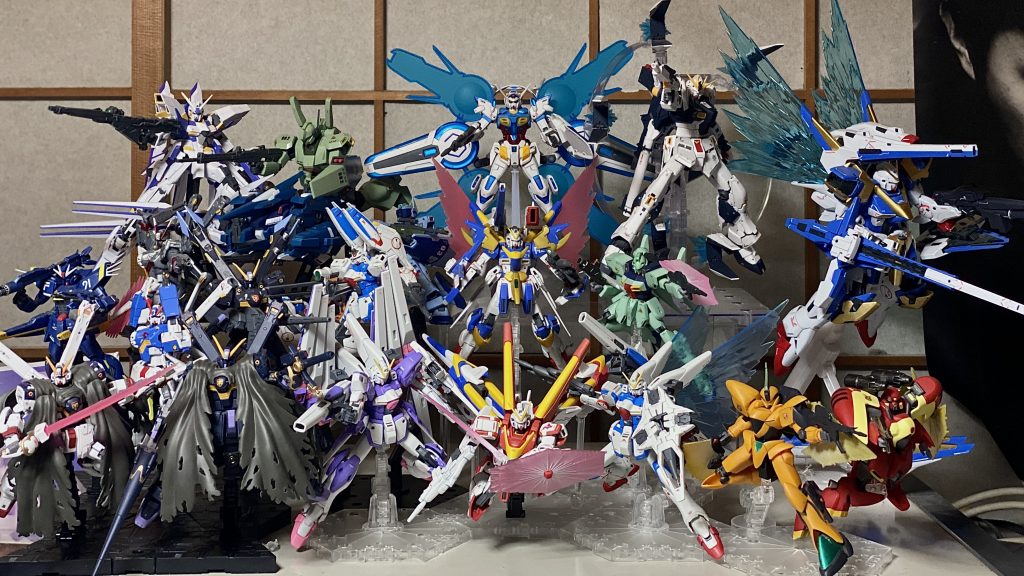 そんなわけでPCの上のガンプラ展示スペース。
いよいよ場所がなくなってまいりましたw
MG V2ABの手前のスペースには次回作成予定のRE:100のシャッコーが入る予定です。