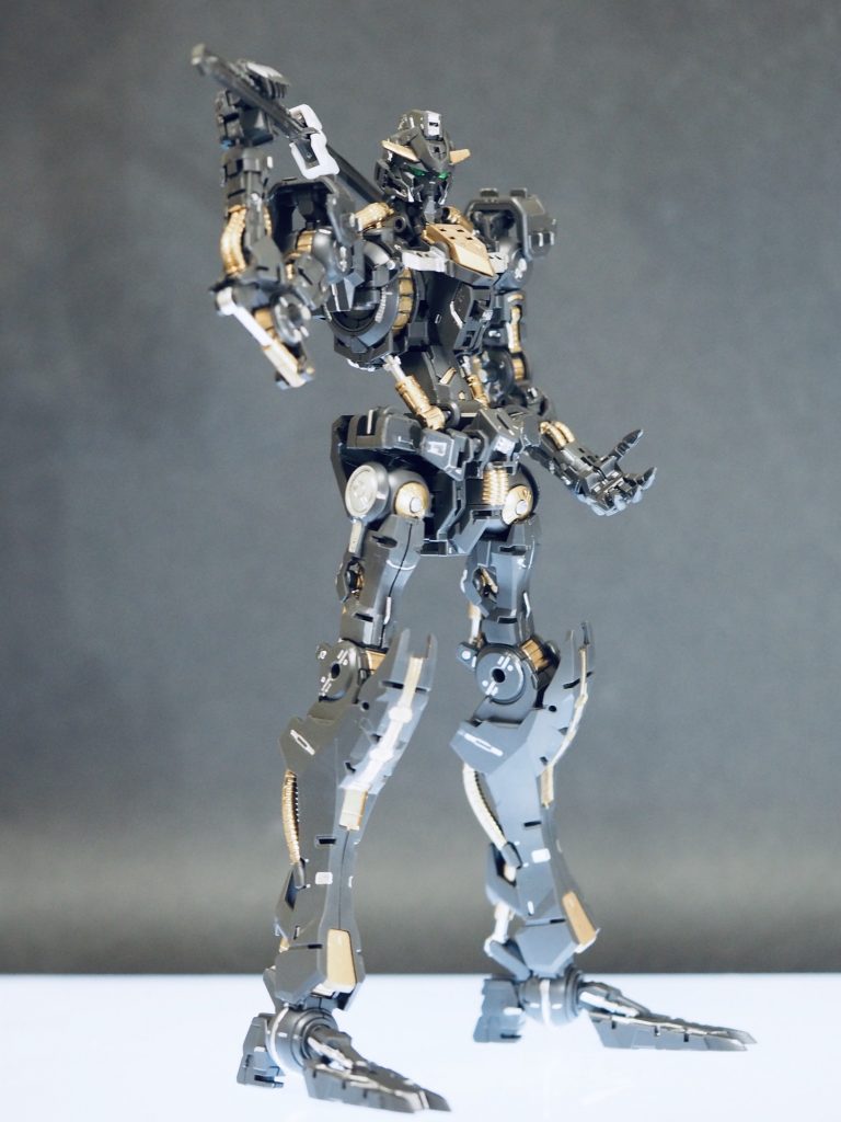 なんとなくですが、最近の仮面ライダーに登場する敵ライダーぽい雰囲気があります。
このまま飾りたいのですが、最終的には外装を取り付けてバルバトスを完成させます。