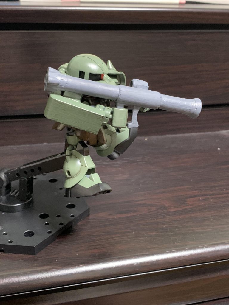 バズーカは肩にかかるくらいがカッコ良かろうと、グリップから後ろの部分を別のものとニコイチして延長。