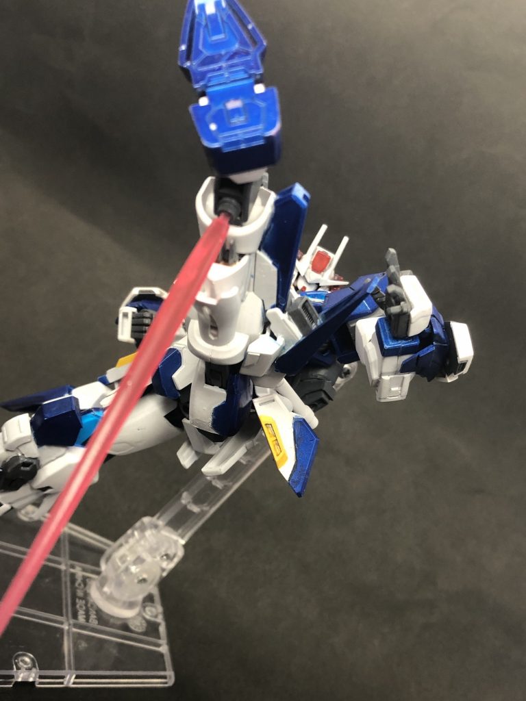 足首からサーベルでます。