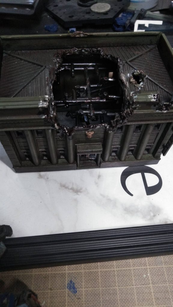 こちらも鉄道模型用のもので、ホットナイフで抉り切断面を軽く塗ってあります。中身はジムスナが沈みこまないようランナーで支えてるようになってます。