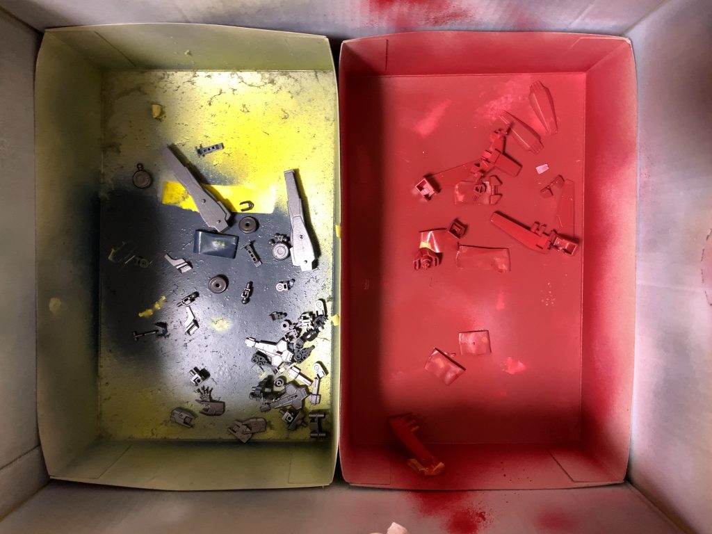 塗装中その1。全体的に濃い目の色つけ。スプレー塗装です。