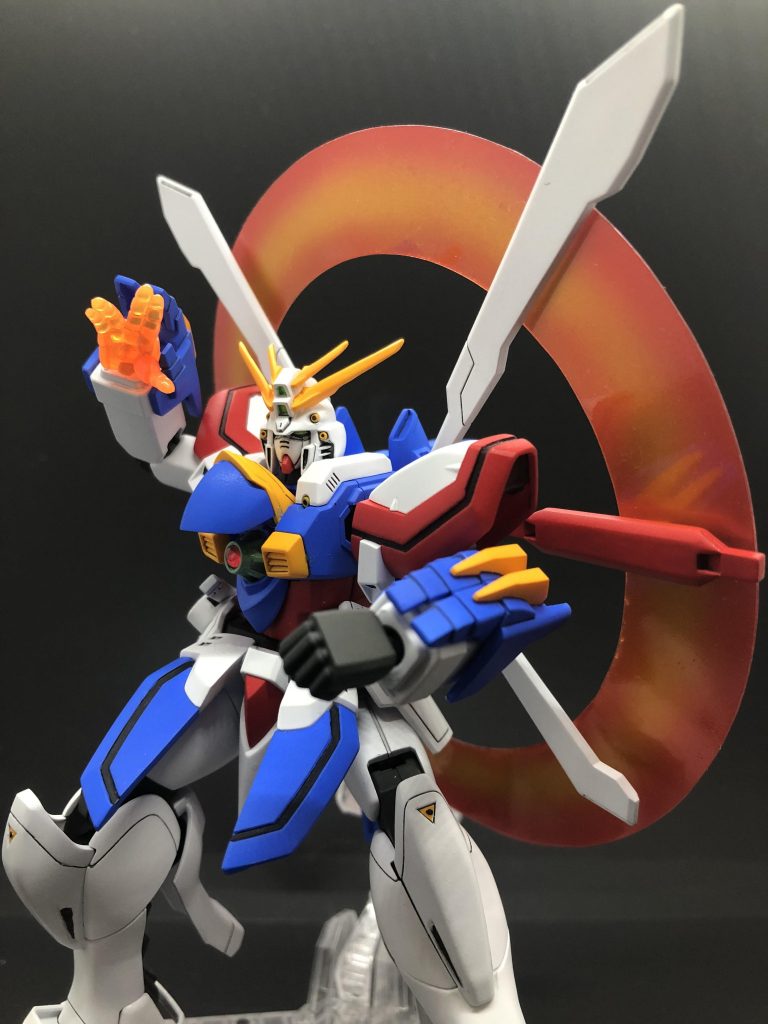 日輪エフェクトは、0.4mmのクリアプラ板を切り抜き塗装して作成しました。
表から見たときに綺麗に発色させ、かつ若干の透け感も欲しかった為スーパーシャインシルバーを薄吹きして裏打ちしてます。
磁石での取り付けが一般的なんですね…
かっこ悪いですが、マスキングテープで付けてます苦笑