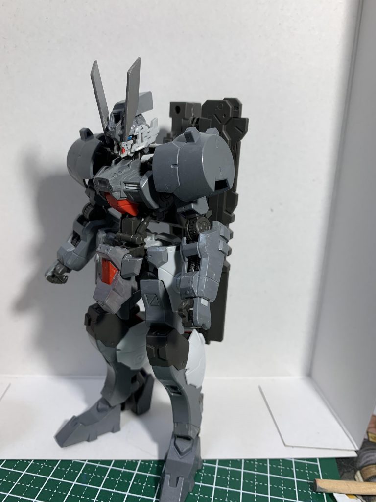 カメラアイはガンダムマーカーのガンダムメタブルーで塗り体のほとんどをシルバーとグレー系の色を数種類混ぜた色で塗り顔と股関節の一部はモンザレッドで塗装しました。