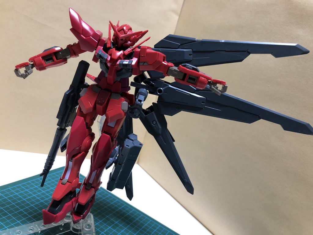 フェザーユニットを広げるメリットは特にありません。たまに稼働してシールドの代わりにしたり、トランザムを使うときサブマシンガン両手持ちで乱れ打ちながら、翼でそのまま斬ったりするくらいです。