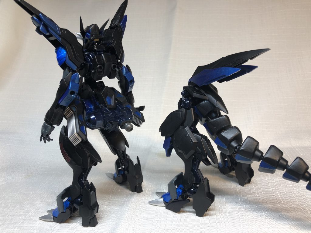 爪先には大型のネイルが装備されている。
大出力を誇る本機では踏みつけですら装甲を砕き、さらにその銀爪でフレームとコクピットを貫く等荒々しい戦法が多い。