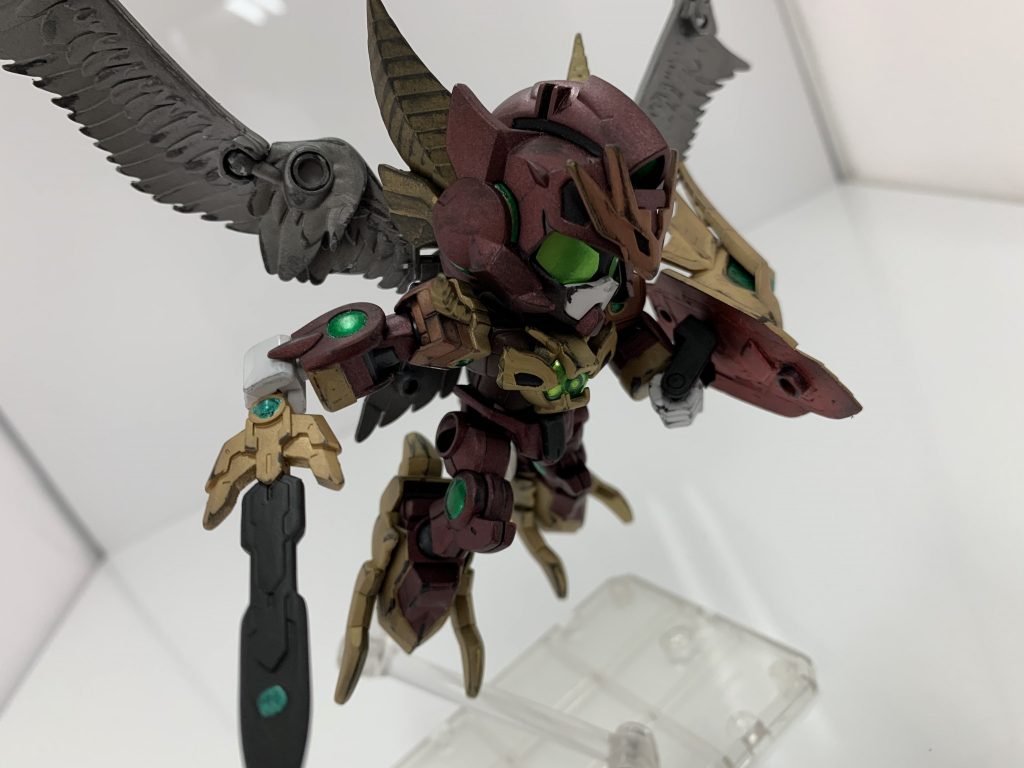 GNガンソードの持ち手の部分の緑の宝玉はピンバイスで穴空けてちょうど入るランナーを入れ丸く削ってイラストどうりにしてみました
パテ埋めできるとこは全部パテ埋めしてやりました