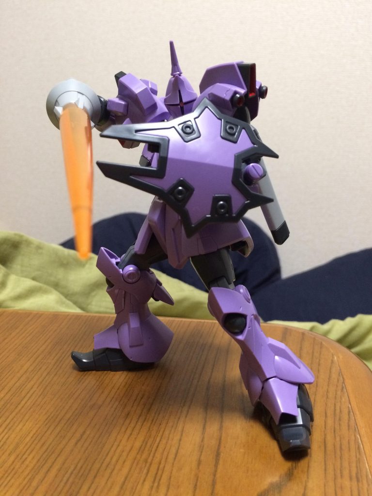 ビームランスを構えて。HGUCギャンのリバイブが基になっているので、よく動きます。