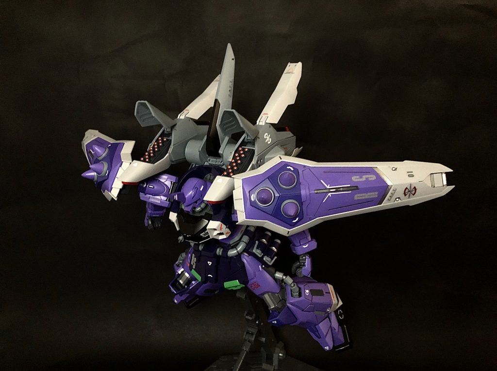 ・AGM138ファイヤビー 誘導ミサイル　両側スラスターブロック先端部に内蔵された小型ミサイル。弾幕形成による撹乱に威力を発揮するし、また面制圧にも効果がある。装弾数は片側19発で計38発。(※キットのミサイルの配置は14発しかない。中央列が2層？)