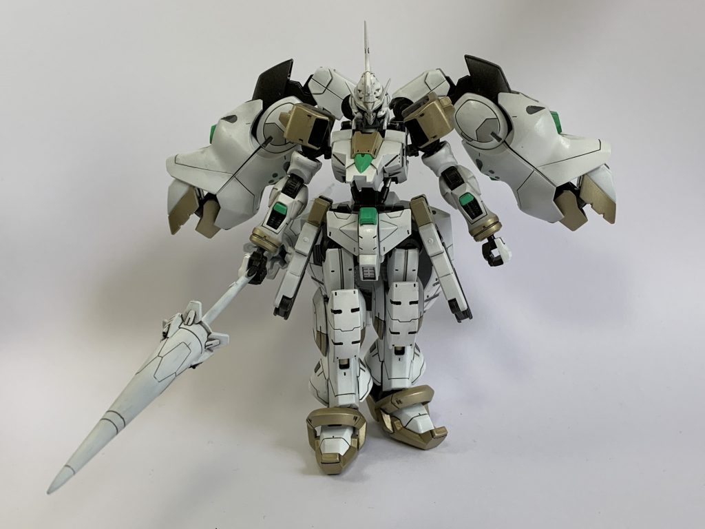 まずは通常のMS形態から。
元のキマリストルーパーからの変更点として、武器をライテイショットランサーの矛先×2とランナーを組み合わせた物に、動体を馬の頭部の形状に近いキマリスヴィダールに、バックパックに翼をイメージしてキマリスの脚部をまるごとボルアムで接続、キマリストルーパーの脚部内側にもスラスターを増設しました。