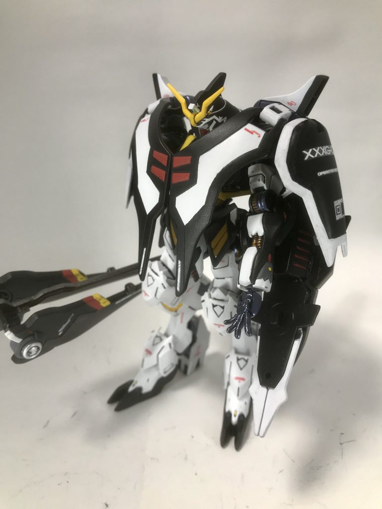 クローク状の装甲はナノラミネートコートが使われていてビームはもちろん物理攻撃にも高い防御性能を誇る