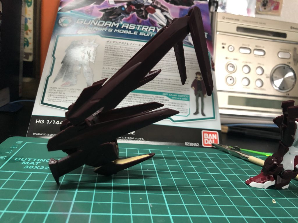 エポキシパテと百均のマグネット使用してます。かなり重くなってしまいました、、