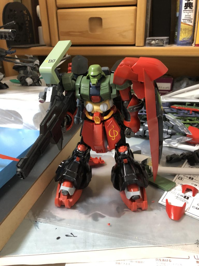 あまり作業中は写真はとっていなかったですが、これがありました。
肩なのどが大きく異なっていますが、最初はこんな感じでした。
ザク改の胸部だけだとあまりにも弱々しかったため、パテを使ってサザビーの下腹部と融合させました。この時点だとなんかキモくてどうなるのか全くわかりませんでした。