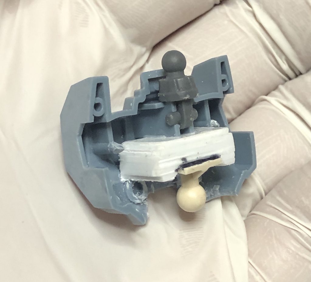 稼働追加の胴体部はこんな感じで、相手側になる腹部に受けのポリキャップを仕込み、ある程度表情付けが出来るようになっています。